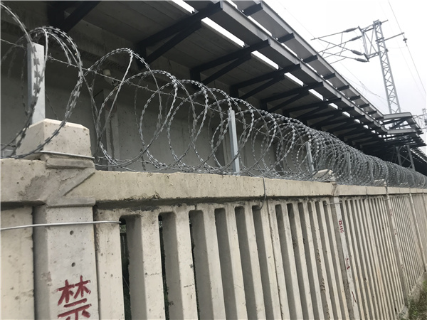 鐵路防護(hù)柵欄用刀刺滾籠圖片4